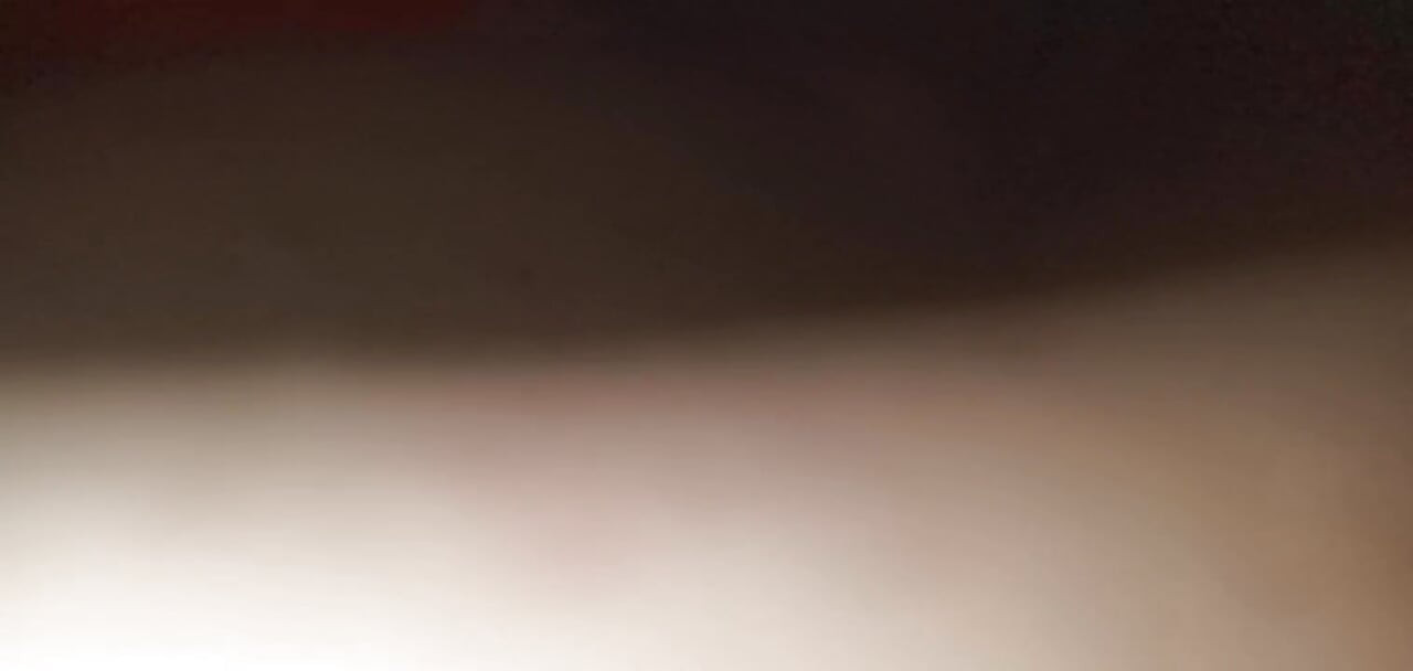 Σηκώνω το φόρεμά της και βάζω τον πούτσο μου μέσα της