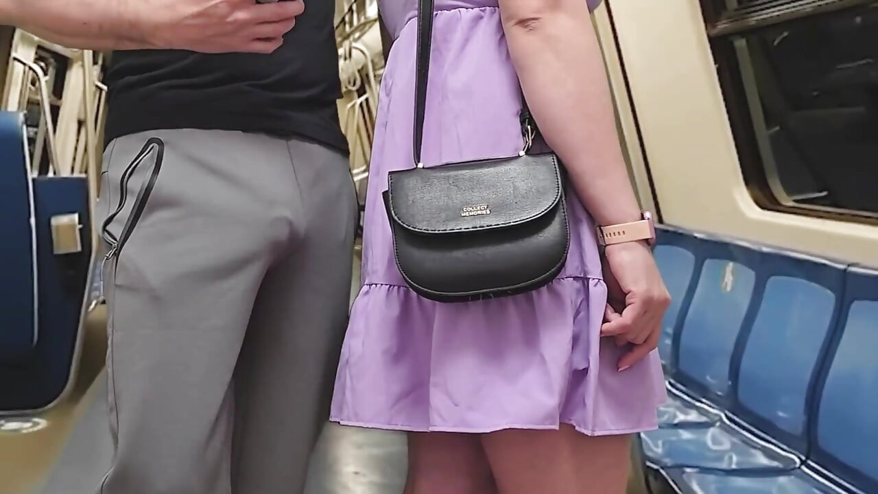 Skoro je viđena od putnika metroa kada dodiruje kurac stranca kroz pantalone