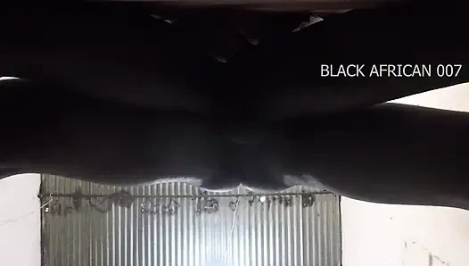 Afrika hitam 007 menyambut primal cock fury dengan penetrasi pantat sengit