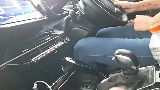 Handjob di dalam mobil pengemudi aplikasi membiarkan air mani masuk ke mulutnya!