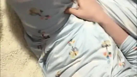 Gadis imut ini nekat kencing di ranjang sampai muncrat di atas dildonya