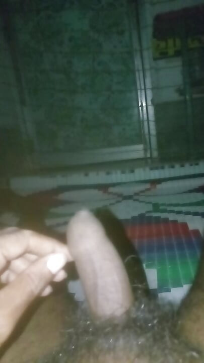 Shaking the Dick by hand job working at night in the bed.