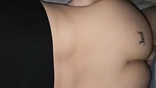 Pergi ke ranjang tanpa celana dan dia mengambil keuntungan dengan ngentot pantat bahenolku sampai dia crot di dalam sebelum tidur