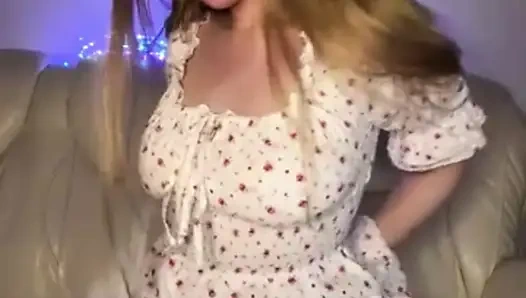 Jucielussie трахается в анал с огромным дилдо, так жестко