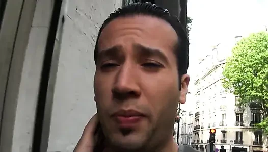 Olgun sürtük her iki delikten de sikişmeye ikna oluyor