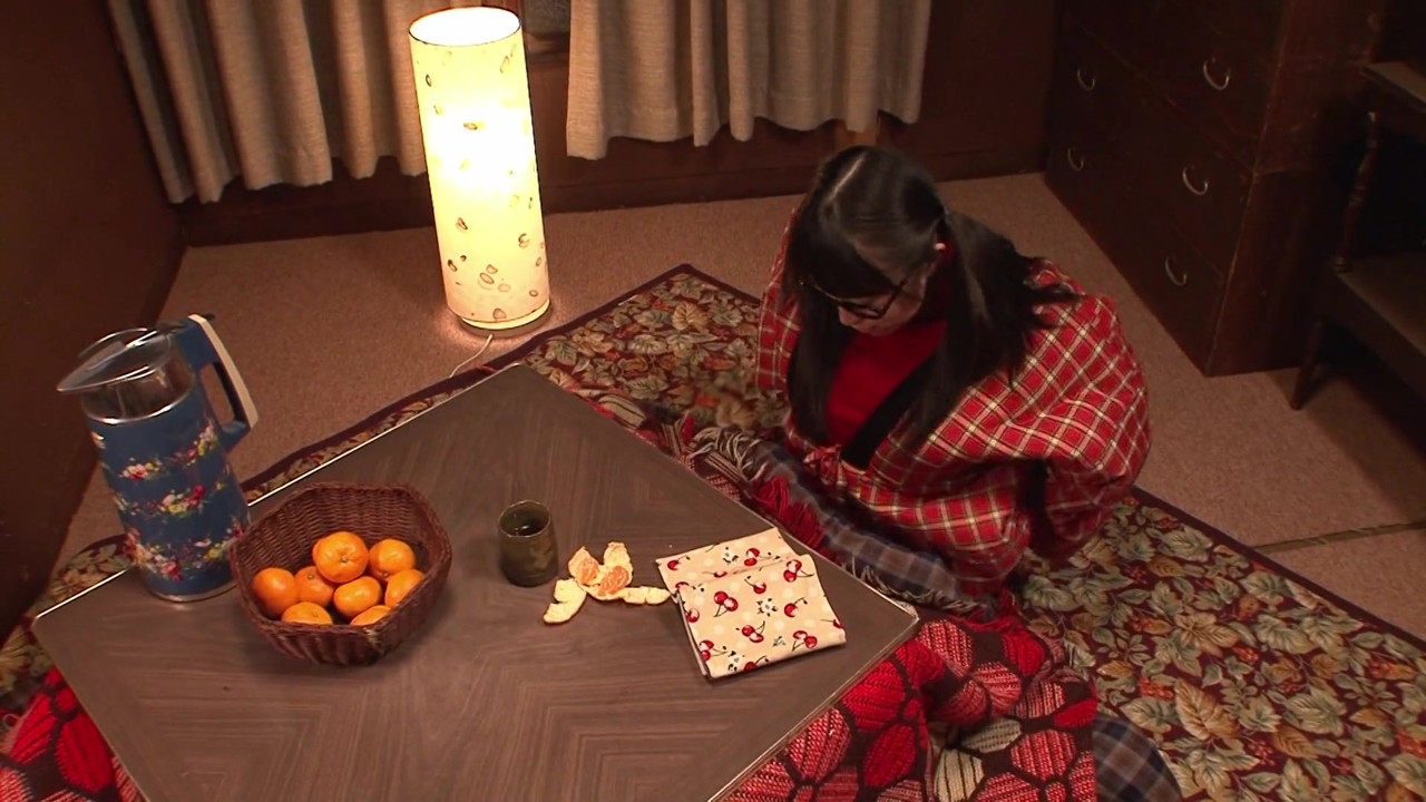 マスターベーション中の女の子が指で愛撫され、その後ディルドと硬いチンポで犯される