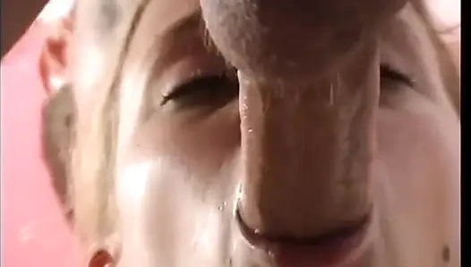 Юную блондинку с тугой киской трахнули и камшот в рот от большого члена