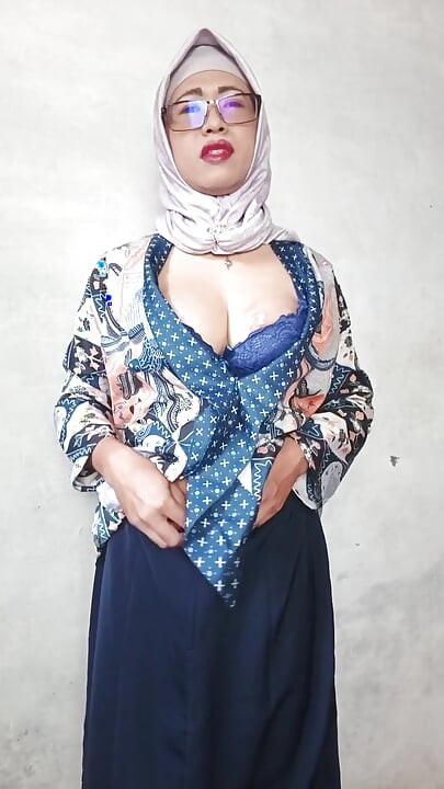 Hijab shemales met grote pikken masturberen totdat ze klaarkomt