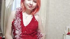 Schöner selbstgedrehter Striptease in einem roten sexy Kleid