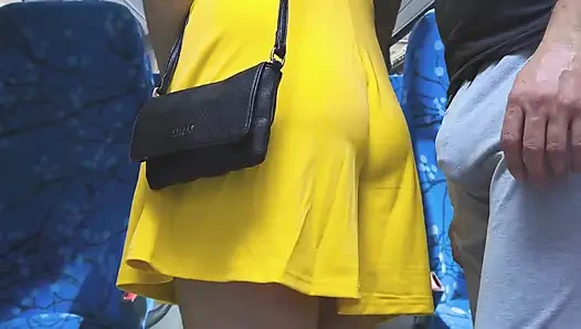 Рискованная дрочка в общественном транспорте! Грязный незнакомец эякулирует, используя руку девушки