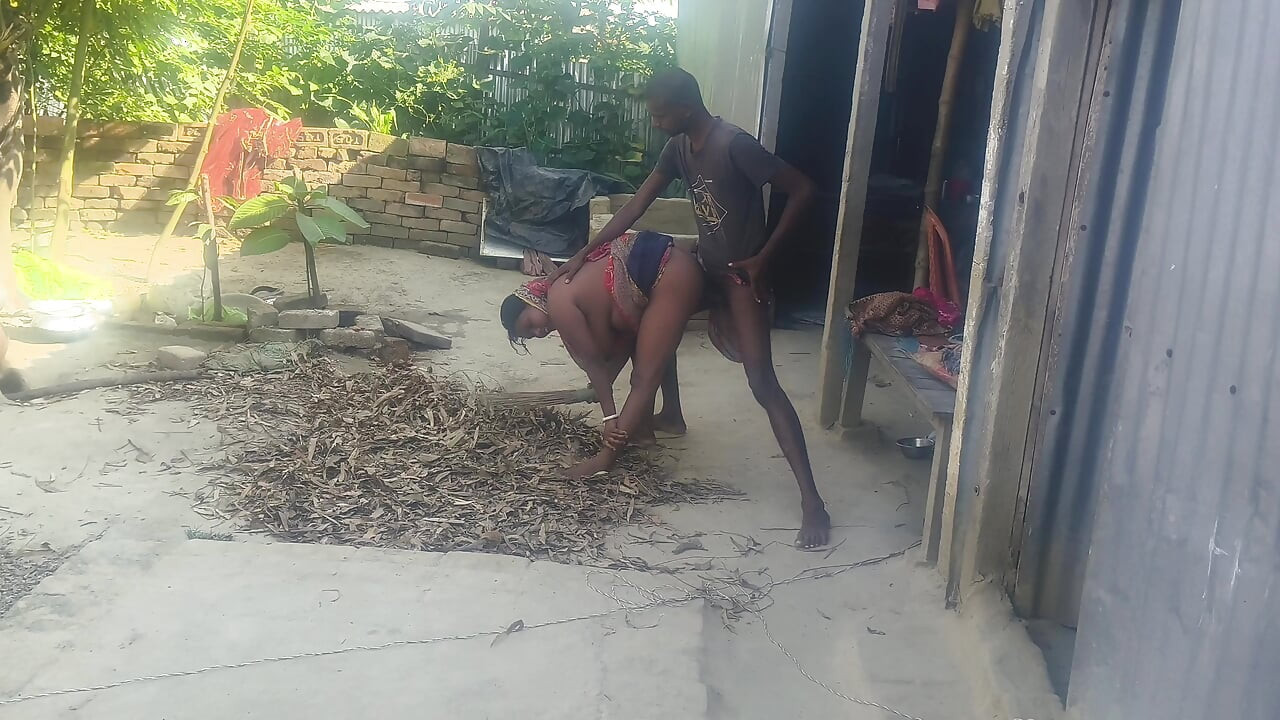 Desi housewife ki outdoor chudai ki