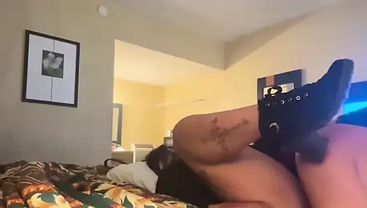 Schlampe mit dickem arsch bedient papi mit großem schwanz, blowjob, muschi essen und doggystyle