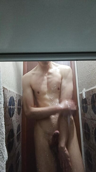 Доведен син се къпе в къщата на мащехата си.
