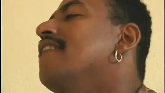 Pria kulit hitam lagi asik nyepong kontol cewek sange ini sebelum ngentot memeknya habis-habisan di ranjang