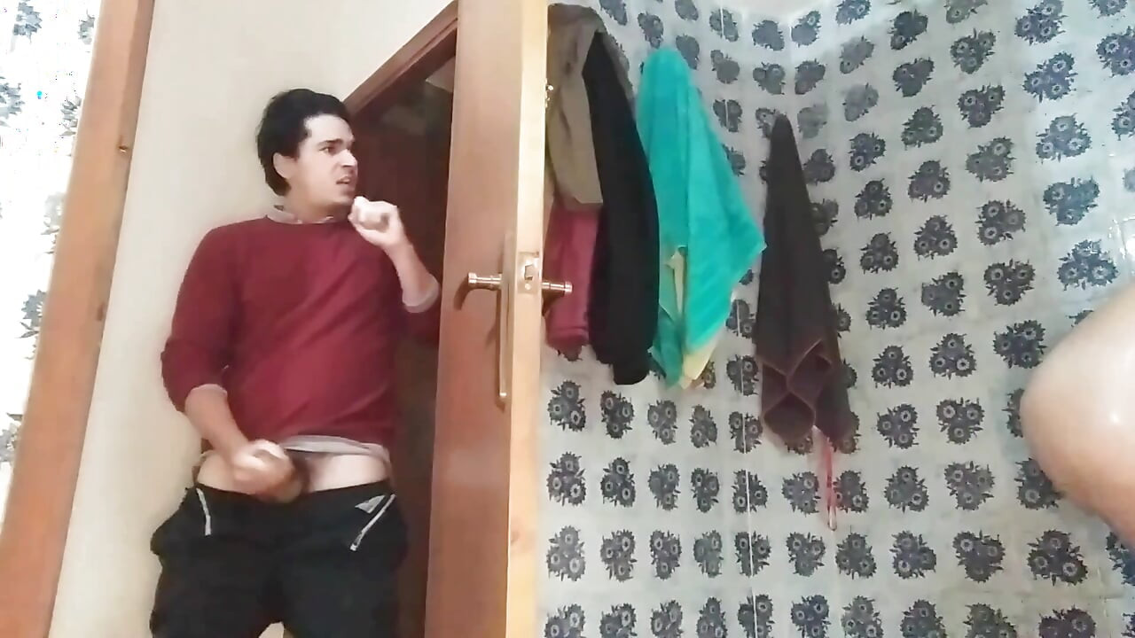 Mijn stiefzus onder de douche wil seks met mij in de badkamer