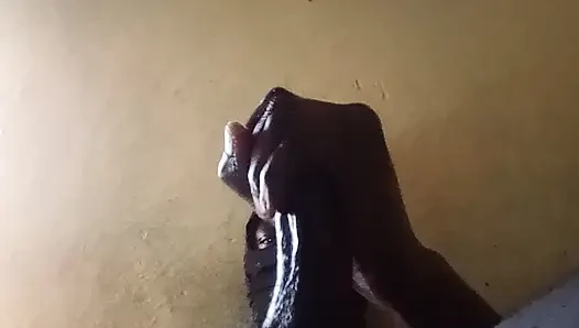 Büyük siyah yarağımı okşuyor