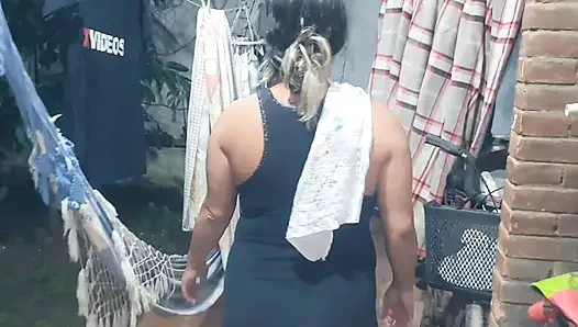 Ich konnte es nicht mehr ertragen und ich gab sogar meinen Arsch dem Freund meines Sohnes, einem Jungen. Spielzeugdarsteller