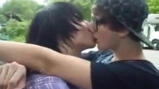 Des garçons emo s&#39;embrassent