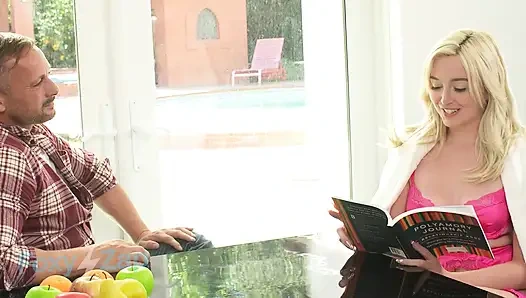 Seksi sarışın Lexi Lore iki binmeyi seviyor