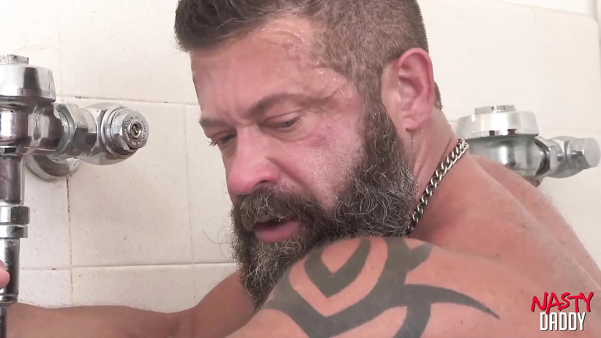 GadniDaddy: razbijanje dupeta i pušenje kurca Džeka Diksona i Jaspera Džonsa u javnom CR-u