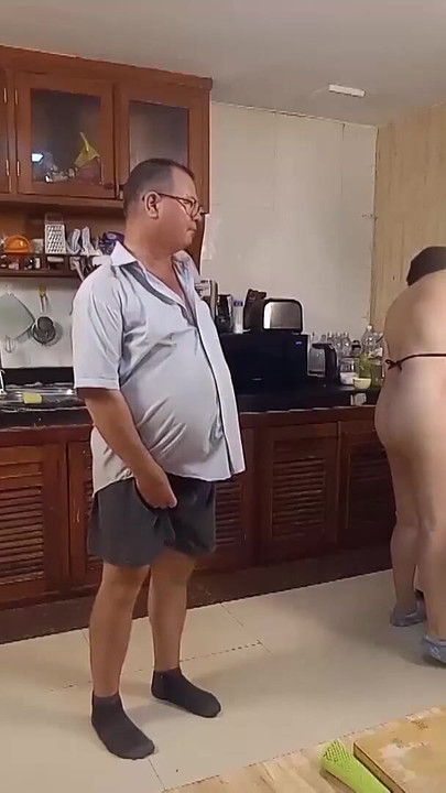 Emotivni trenutak iz "JUTARNJEG KAOSA U KUHINJI. KOMEDIJA NSFW PRIČA 284 S1"