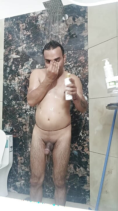 ชาย Desi อินเดียเย็ดและโชว์โชว์อาบน้ําและช่วยตัวเอง