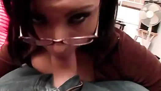 Sexy schätzchen mit brille gibt diesem typen mit dem langen schwanz kopf