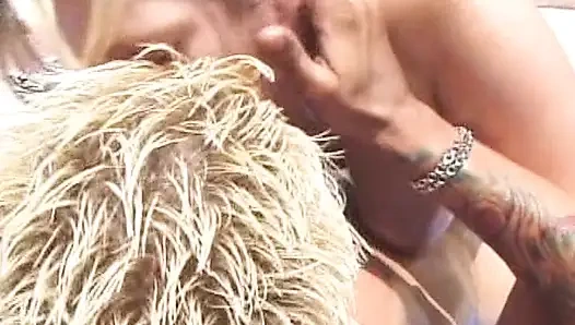 Büyük memeli yağlanmış orta yaşlı seksi kadın havuz başında sikiliyor