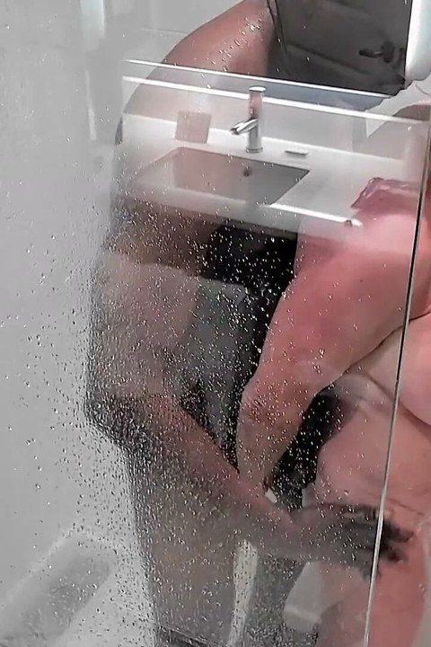 BUNICĂ SEXY SE ÎNMOAIE LA DUȘ CU MARE ȘI NEAGRĂ