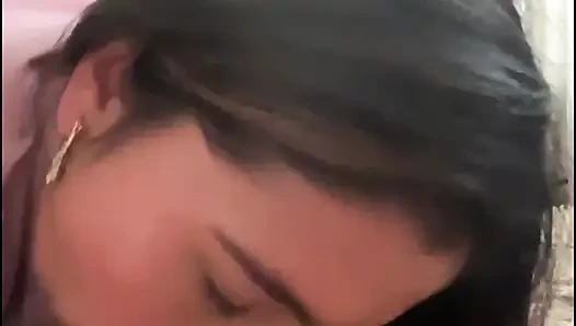 Güzel yüzlü güzel Hintli kadın, penis emiyor ve sonra dört ayak üzerinde sikişiyor, etkileyici derecede büyük bir poposu var