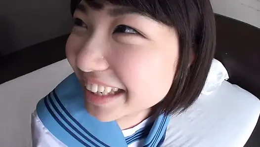 Ein mann mittleren alters und eine uniformierte schönheit