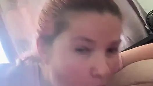 Lutscht seinen dicken schwanz