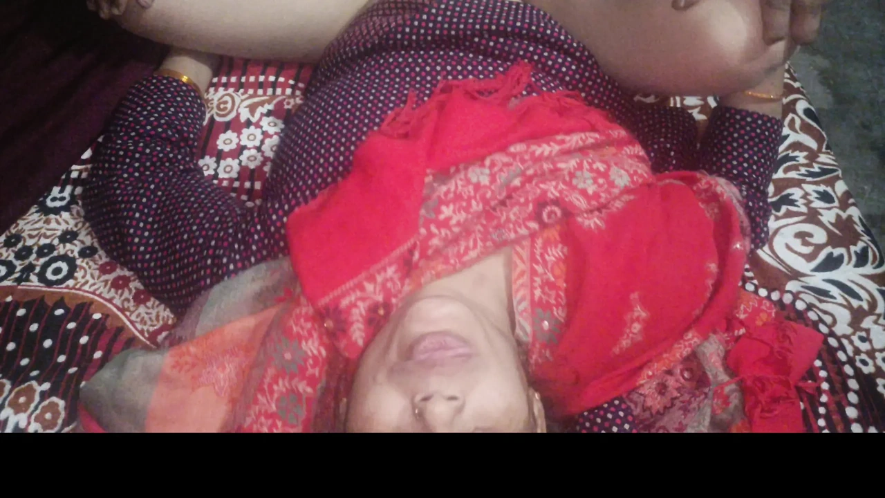 18+ Xxx 视频深情亲吻印度性感女孩