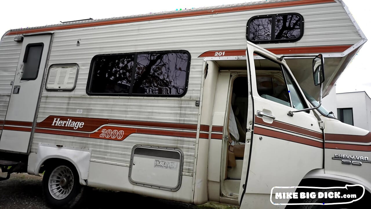 Van Side Hookup (MikeBigDick)
