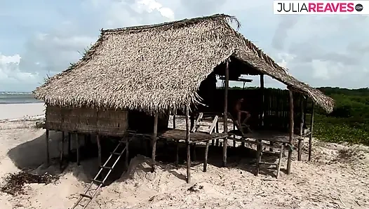 Ateşli kaltak mastürbasyondan sonra her iki delikten sikilirken inliyor