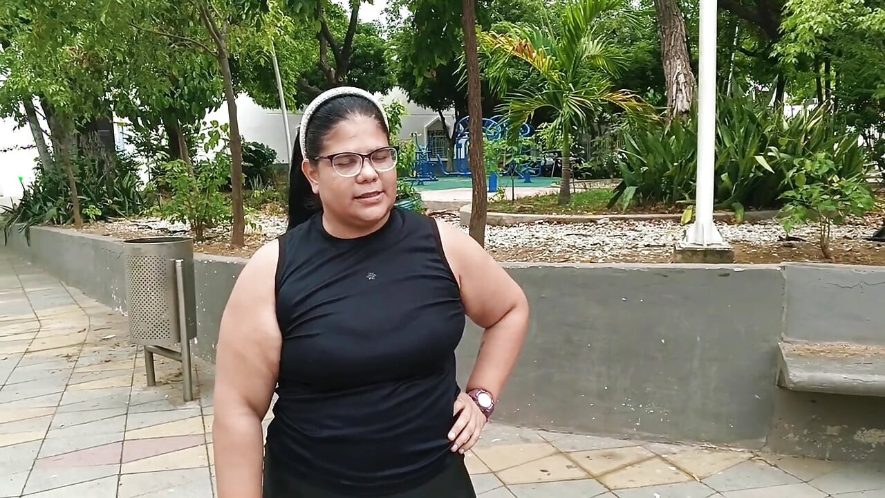 O invit pe fata sexy, cu forme, de la sala de sport la mine, si ajung sa o fut, umplându-i vaginul cu sperma.
