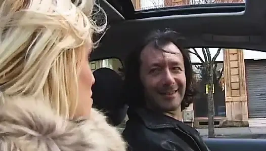 Pelacur ini suka nyepong kontol besar sambil terikat dengan kulit