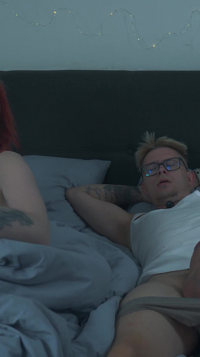 แม่เลี้ยงทดสอบของขวัญลับของลูกเลี้ยงชายบนเตียงโรงแรมที่ใช้ร่วมกันในวันส่งท้ายปีเก่า คลิป 3