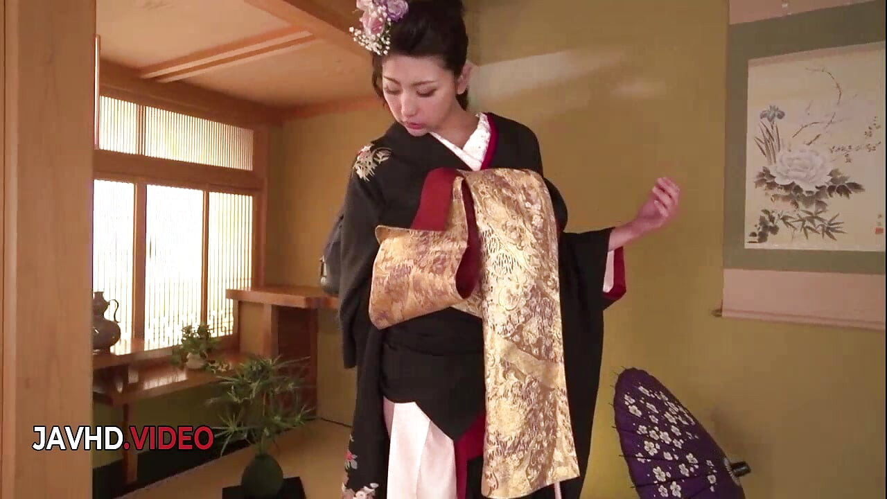 Amazing Asian Doll Yuna Shiratori Gives Mind-Blowing Blowjob Performance