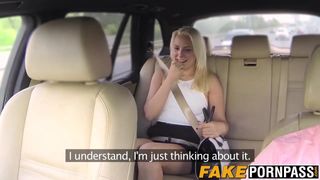 Une MILF blonde à forte poitrine se fait baiser par un chauffeur de taxi