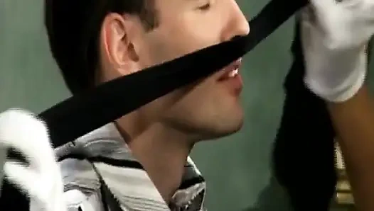 Sarışın Alman ateşli üvey anne bebek ev yapımı fetiş sahnesinde sikiliyor