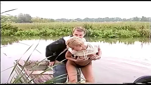 Dua pasangan sange amatir ngentot di atas kapal di tengah danau