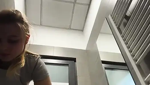 Кримпай для киски. Сквирт на публике и трах пальцами