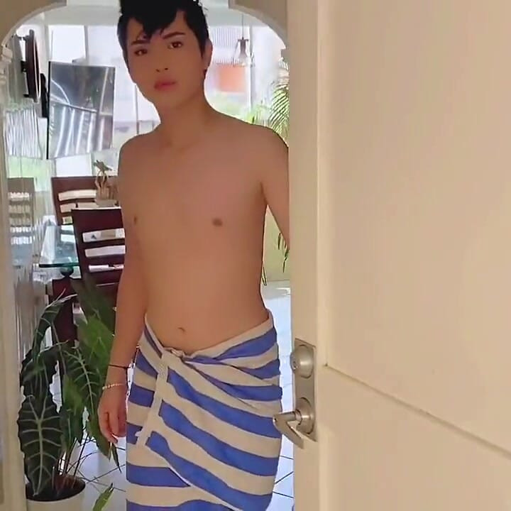 น้ําเงี่ยนไหลเยิ้มในตูดฉัน