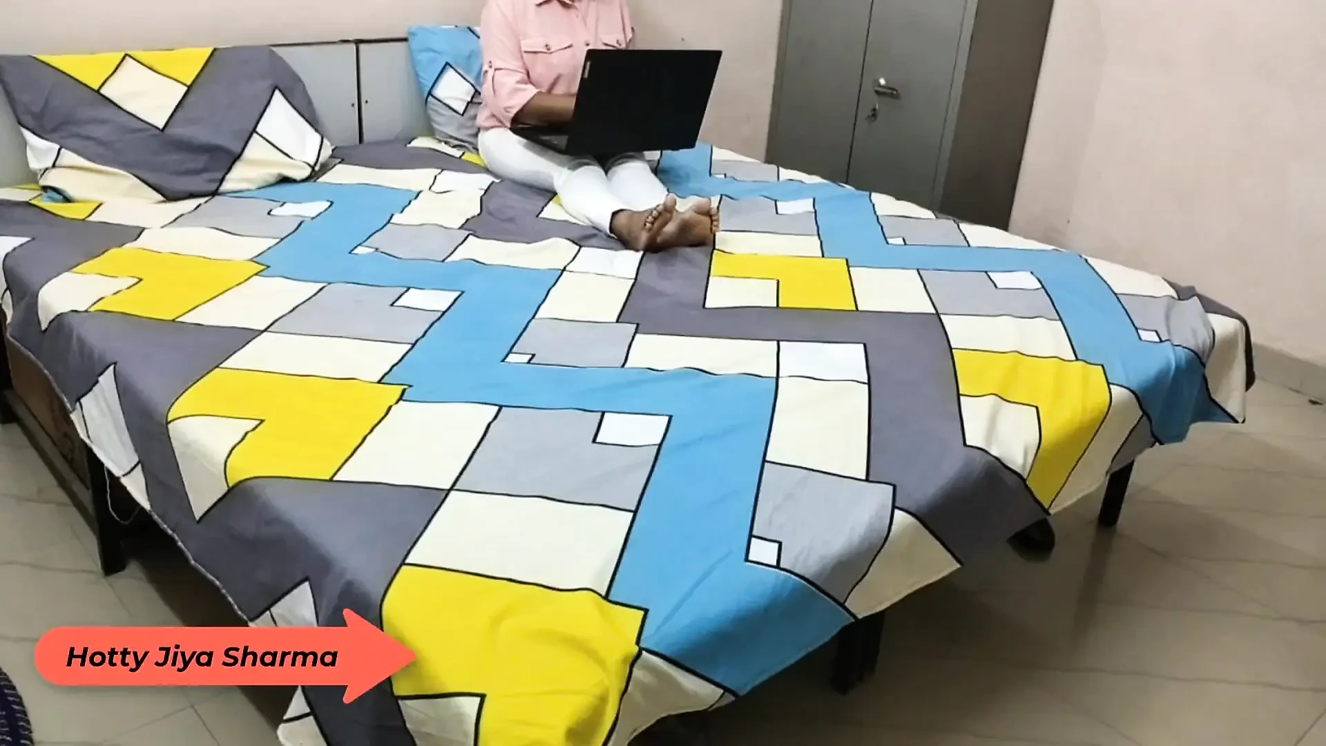 Quente madrasta peituda quer pau grande do filho quando o papai não está em casa