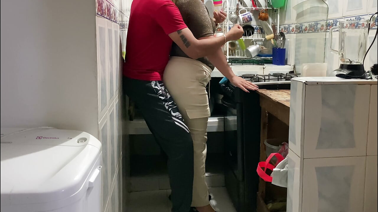 Mamada en La Cocina La Esposa de Mi Amigo