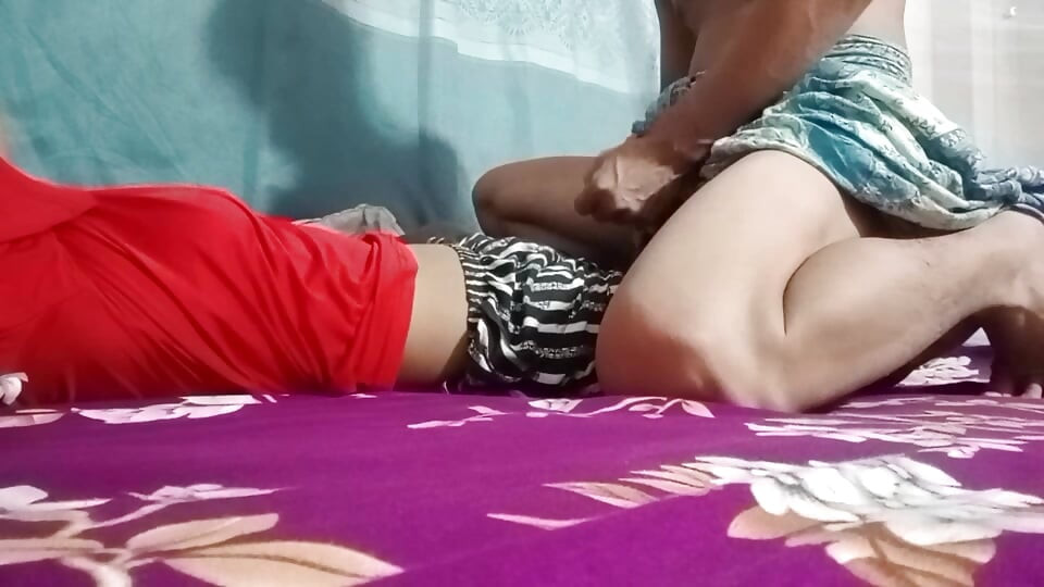 Poszedłem do indyjskiego domu Bhabhi podczas letnich wakacji i cieszyłem się dużo z moją uroczą indyjską bhabhi, indyjską bhabhi sex wideo