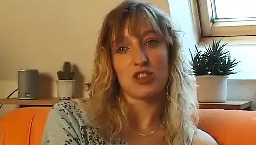 Schöne blondine mit gepiercten titten reibt beim casting ihre muschi