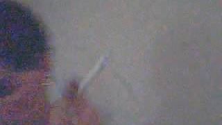 Fumando una virginia slim 120 con uñas largas pero sin peluca