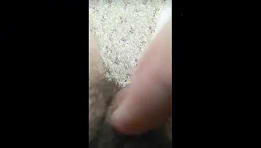 Seorang gadis desa menarik memeknya yang berbulu dengan indah ke musik yang indah